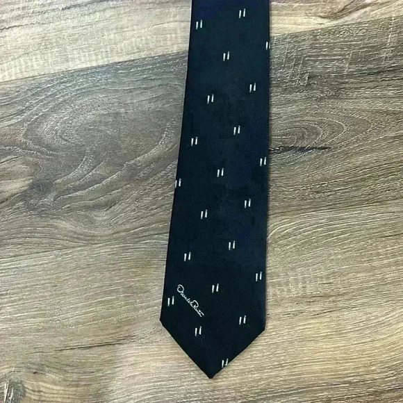 Oscar de la Renta Vintage Tie Beautiful Black with gray rectangular design. - Picture 4 of 16